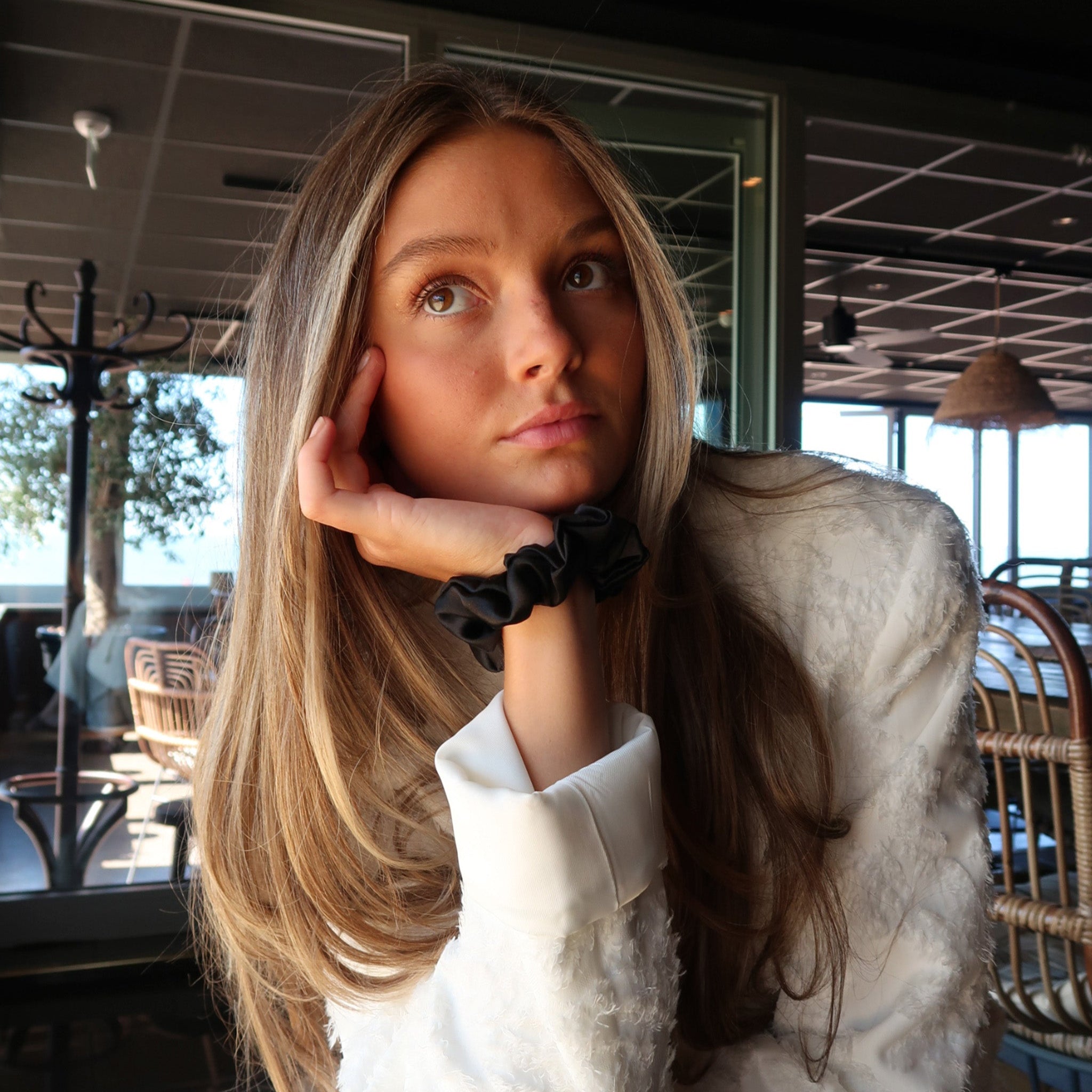 Silkes Scrunchie Medium Black – EW Glow AB Silkes Scrunchie Medium Black – EW Glow AB